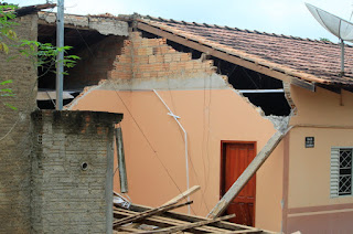 Motorista ‘doidão’ usa carro para derrubar casa de desafeto no interior do Pará