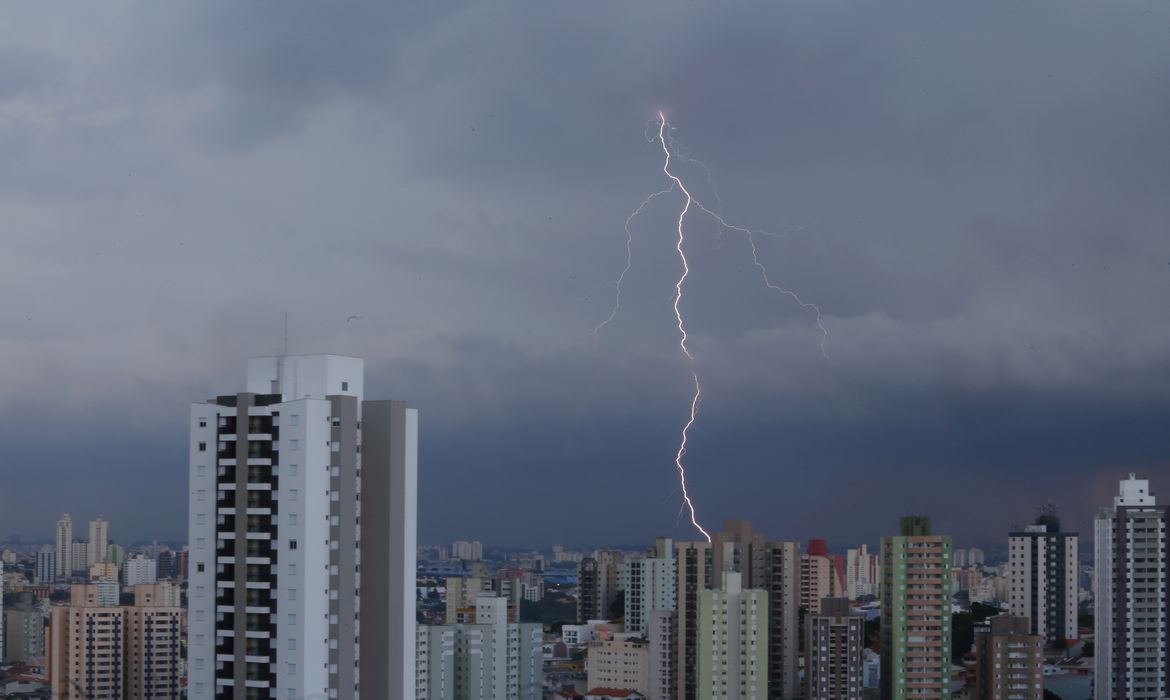 Brasil é o país com maior incidência de raios no mundo