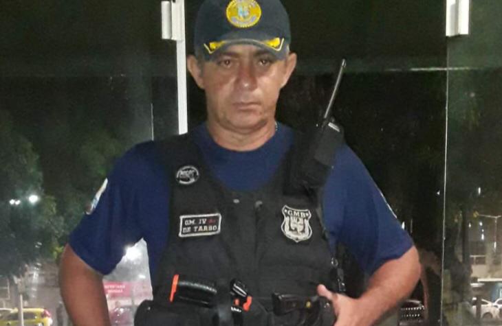 Dupla em bicicleta executa guarda municipal e rouba arma que ele usava