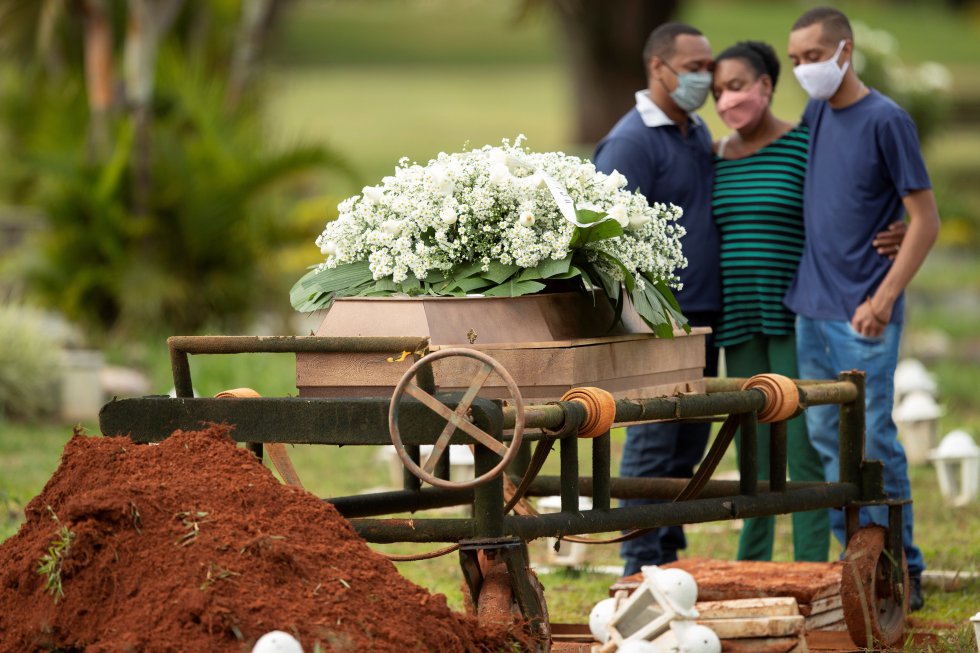 Brasil encerra 2021 com 412.880 mortes no ano por covid-19