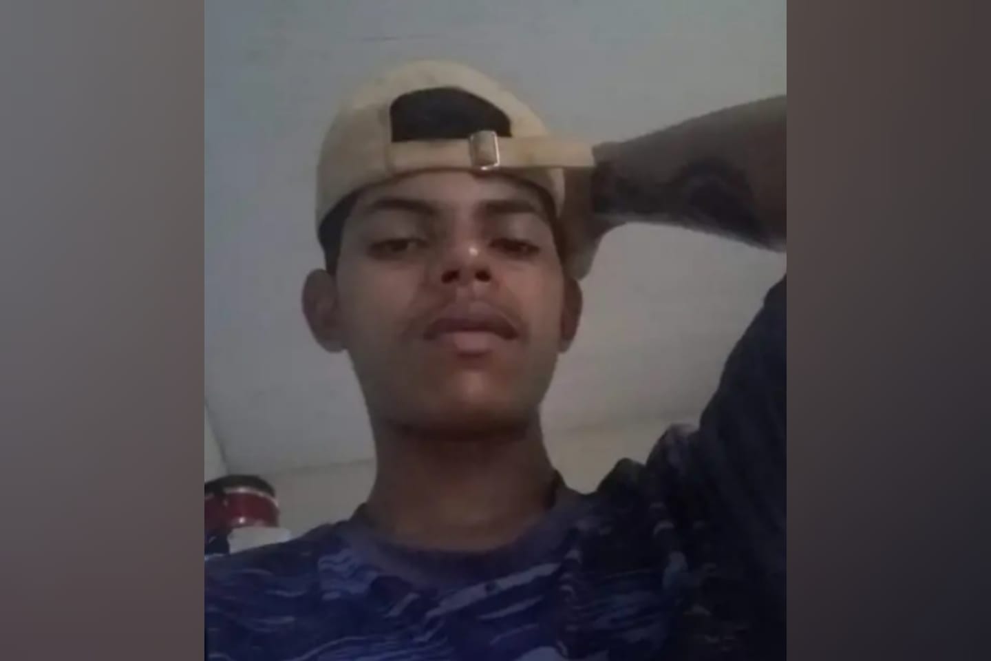 Jovem morre dentro de banheiro após atirar contra policiais