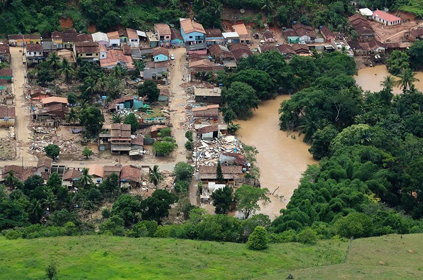 Sobe para 24 número de mortos devido às chuvas em Minas Gerais