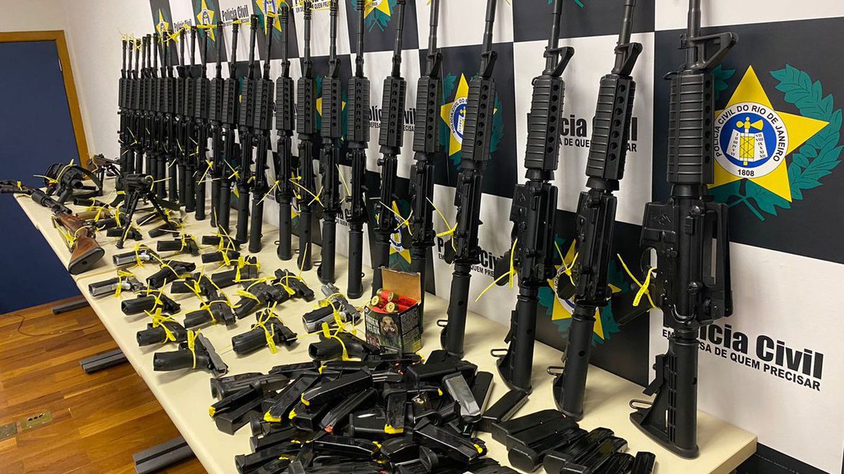 Polícia apreende arsenal destinado à facção criminosa no Rio de Janeiro