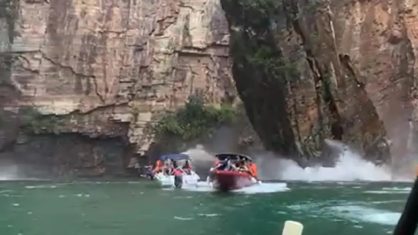 Rocha desaba em cima de lanchas e deixa mortos; vídeo com cenas fortes