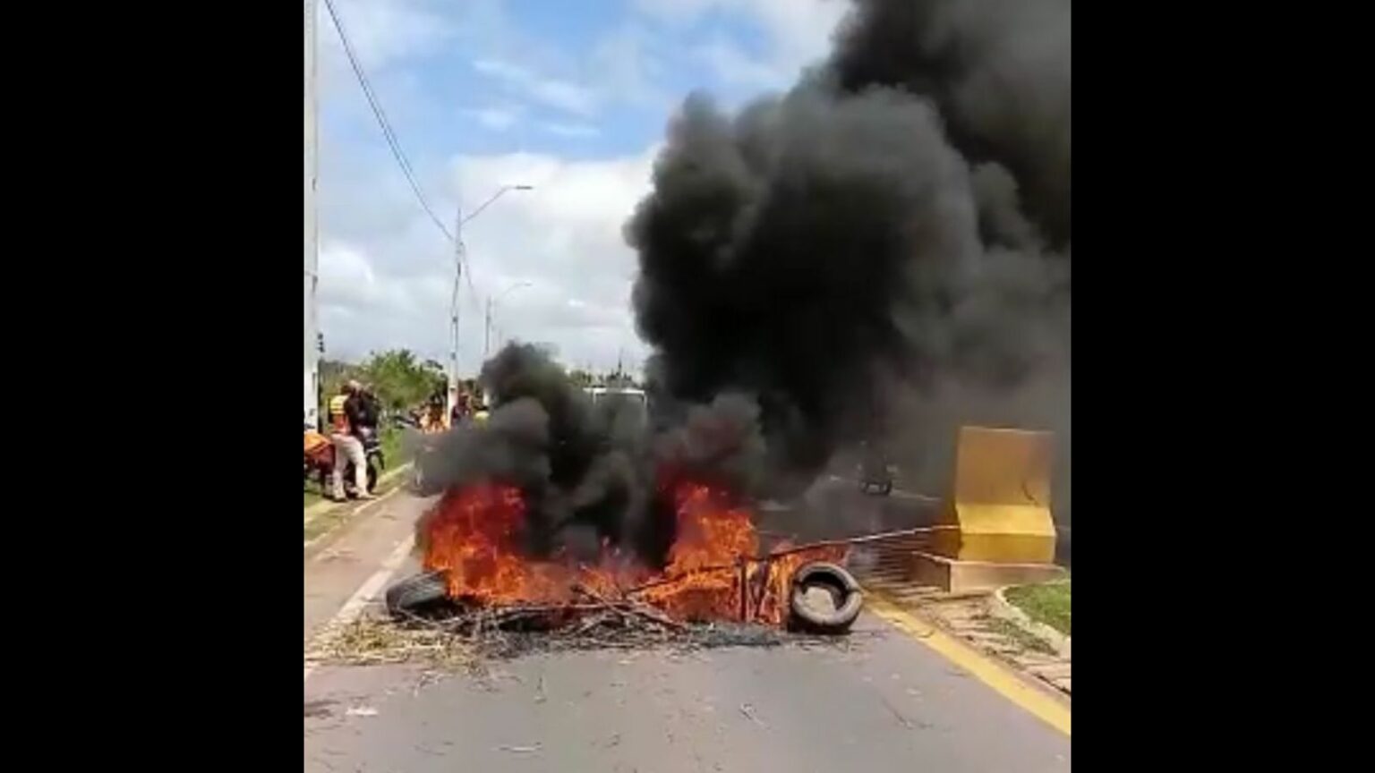Mototaxistas queimam pneus e bloqueiam ponte do Rio Tocantins, em Marabá