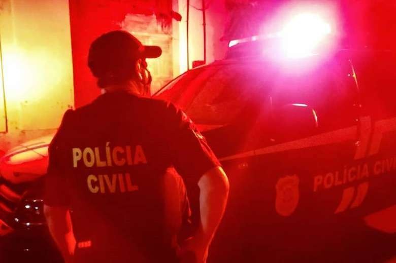 Foragido por homicídio é preso ao tentar se esconder em sofá