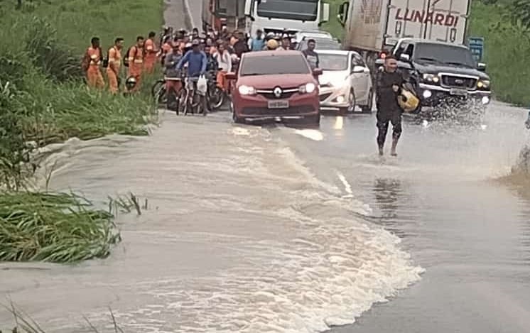 Igarapé transborda após forte chuva e alaga rodovia no interior do Pará