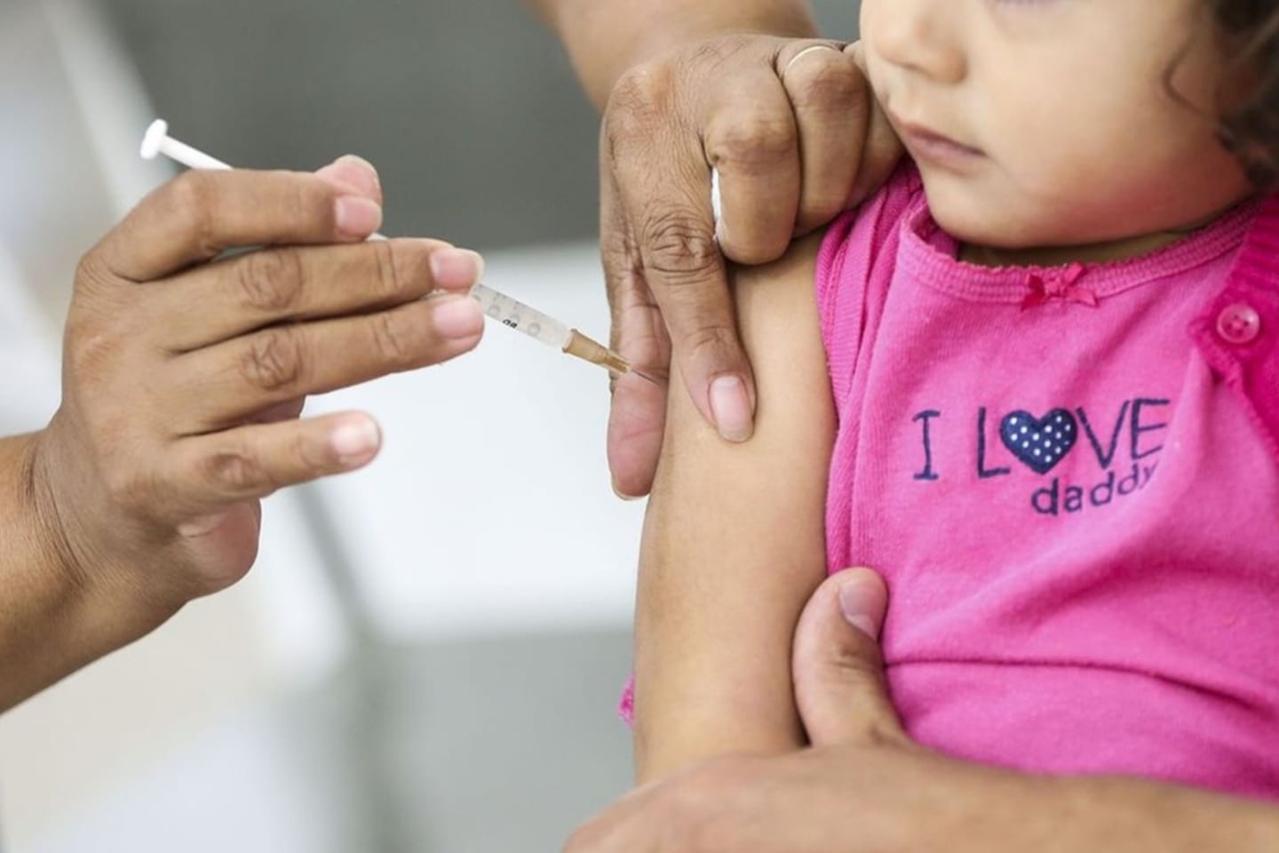 Vacinar crianças é obrigatório, alertam juízes da Infância