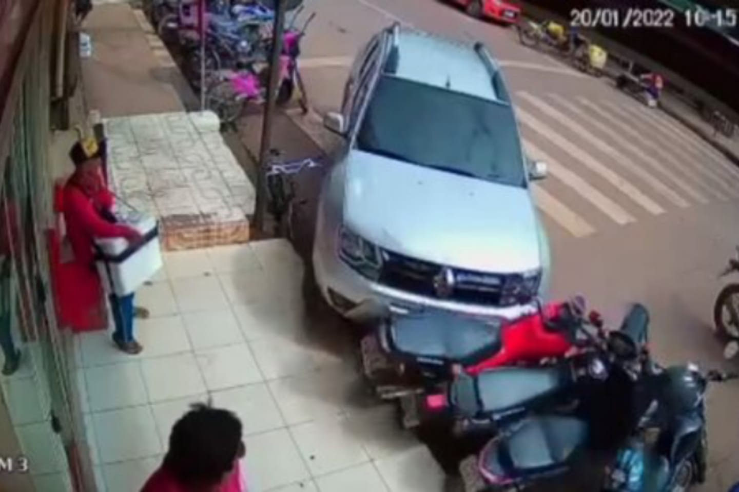 Sem freio de mão acionado, carro desce e bate em motos estacionadas no Pará