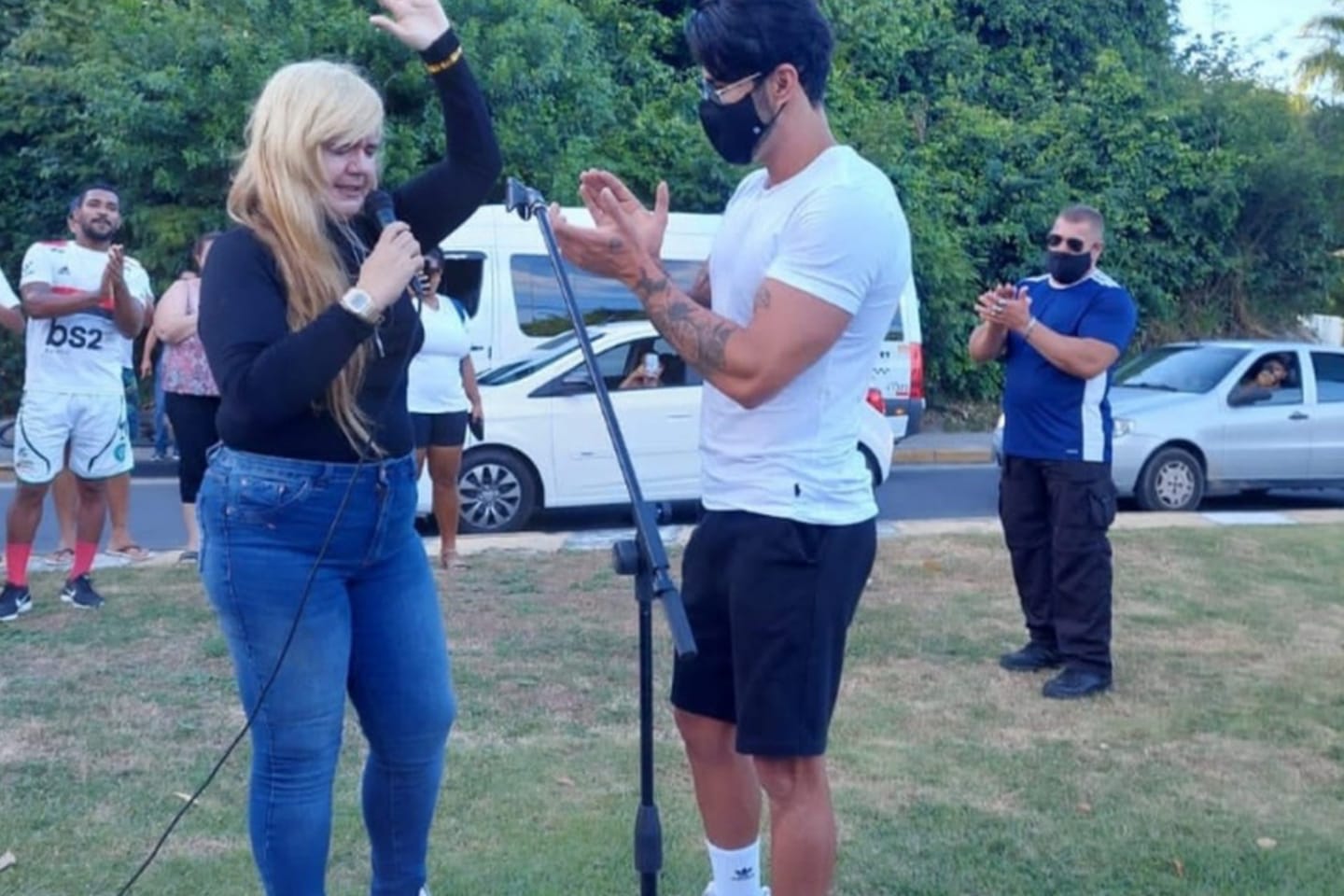 VÍDEO: Gusttavo Lima sai de carro e canta com mulher que fazia oração na rua