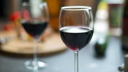 Beber vinho ou champanhe pode reduzir o risco de covid-19