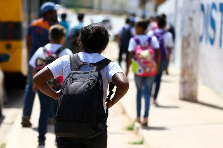 Mais de 650 mil crianças saíram da escola em três anos