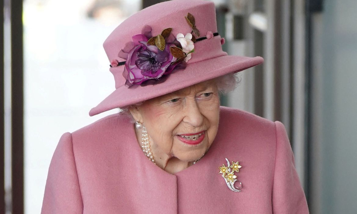 Com 95 anos, Rainha Elizabeth II testa positivo para covid-19