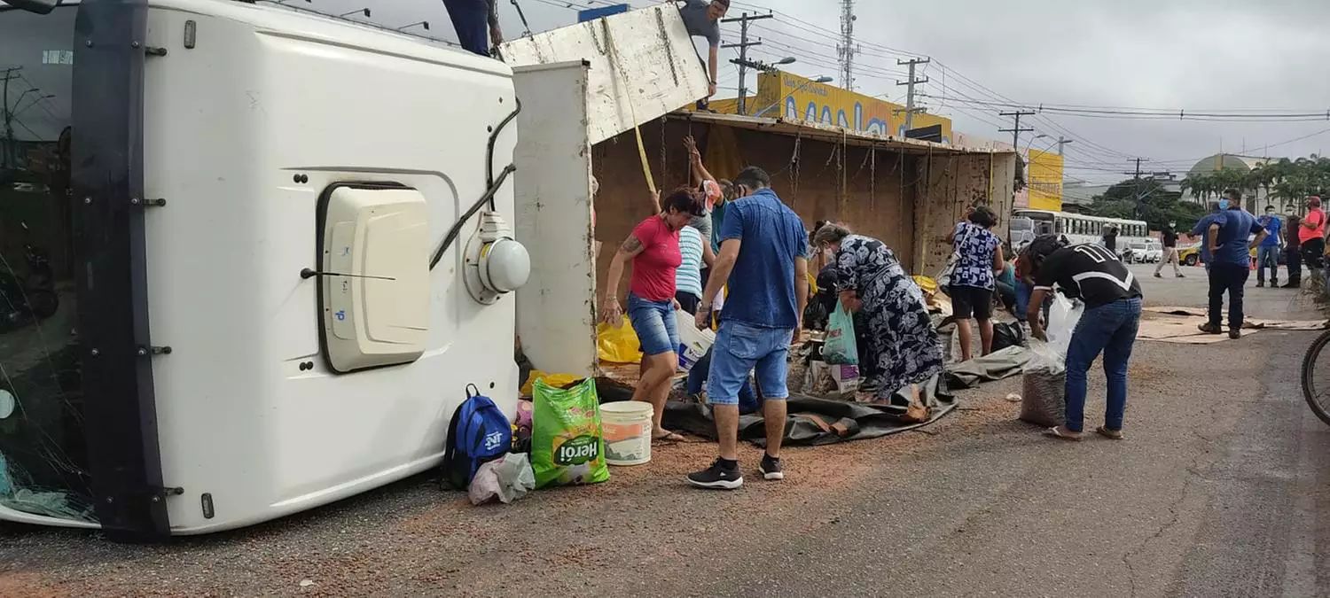 Carreta de ração tomba e população leva carga no Pará