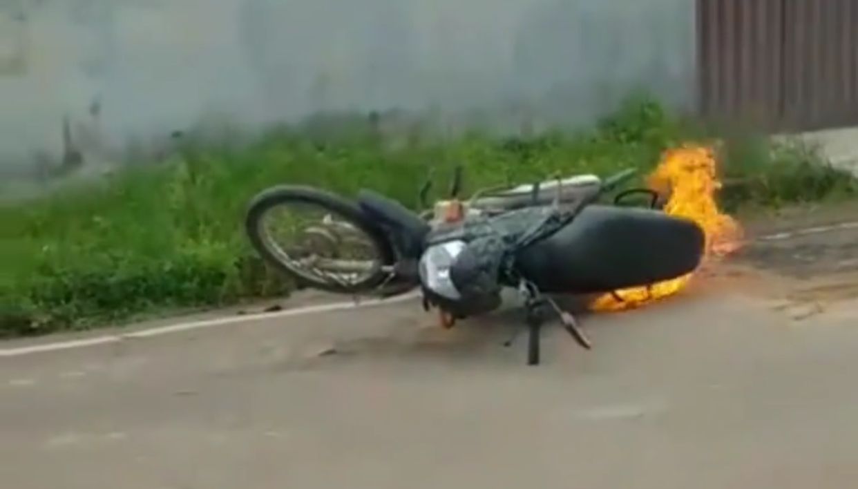 VÍDEO: Homem ateia fogo em moto durante blitz em Marabá