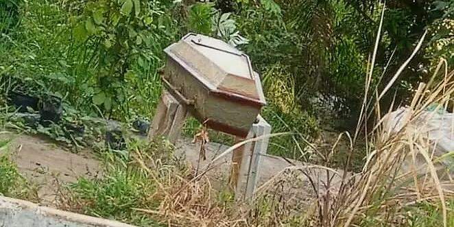 Moradores se assustam com caixão abandonado em terreno baldio