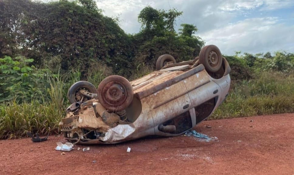 Família sobrevive depois que motorista capota carro em Tucuruí