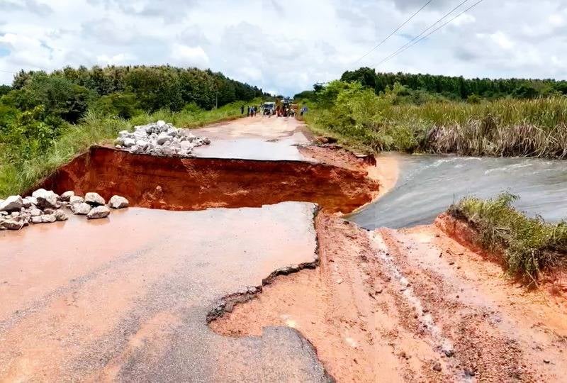 VÍDEO: Água arrasta trecho da BR-158 e interdita trânsito no sul do Pará