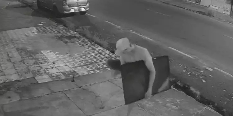 Ladrão invade livraria e furta televisão no Pará; assista