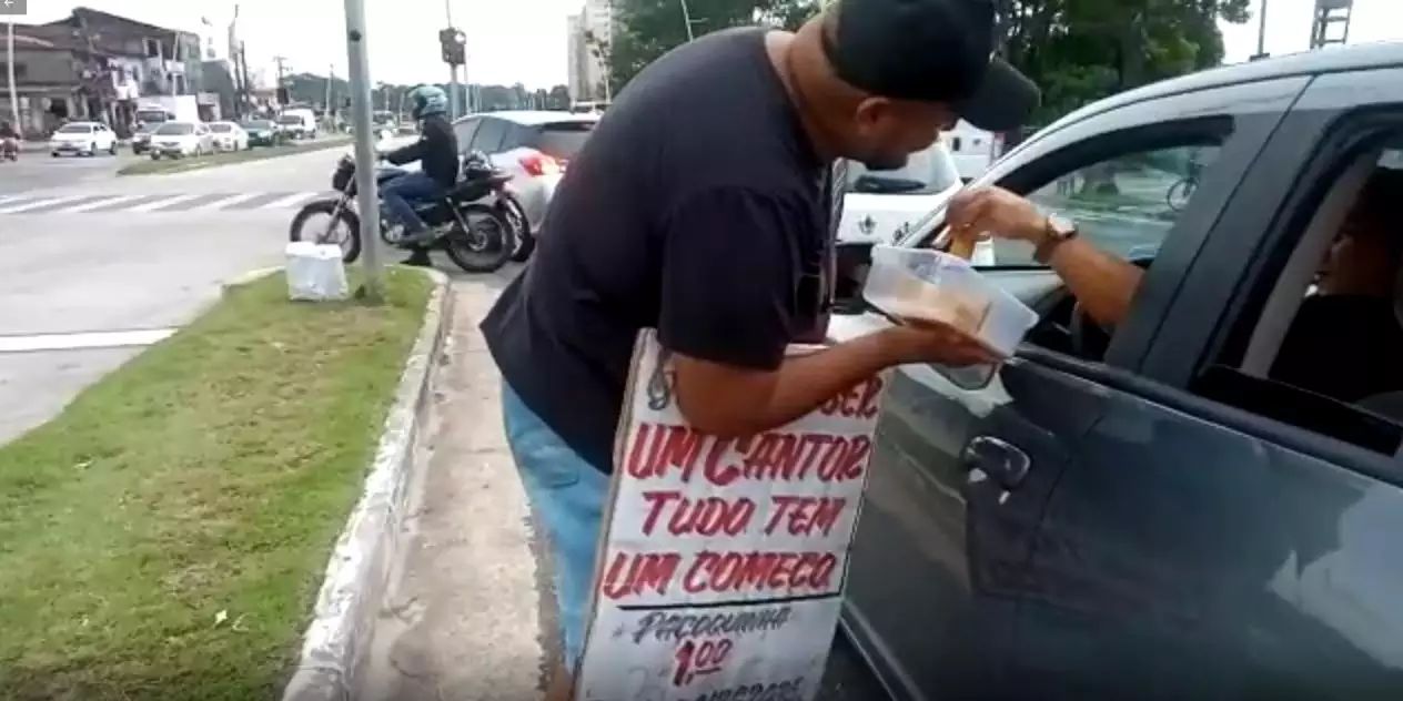 Paraense que sonha em ser cantor profissional chama atenção no sinal