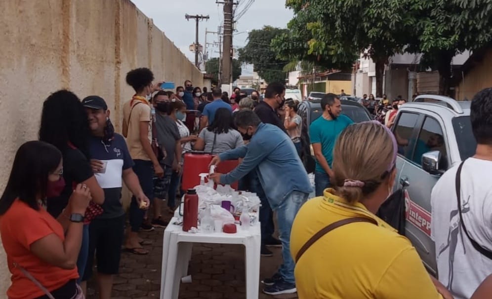Professores realizam assembleia geral na frente da casa do prefeito de Marabá