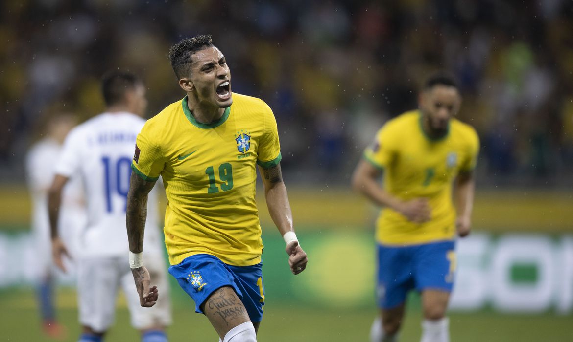 Brasil goleia Paraguai com show de jovens talentos do ataque