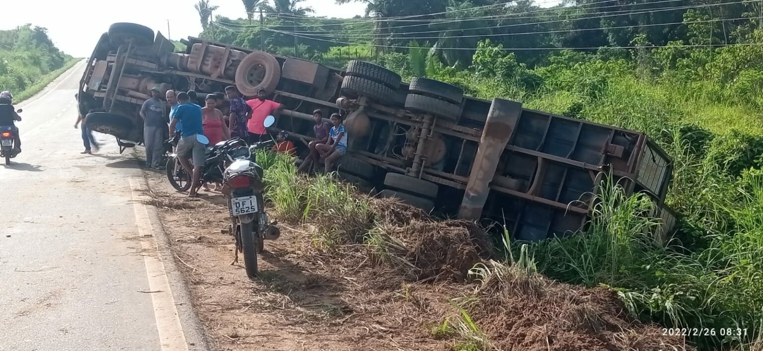Caminhão boiadeiro tomba na BR-230, em Marabá