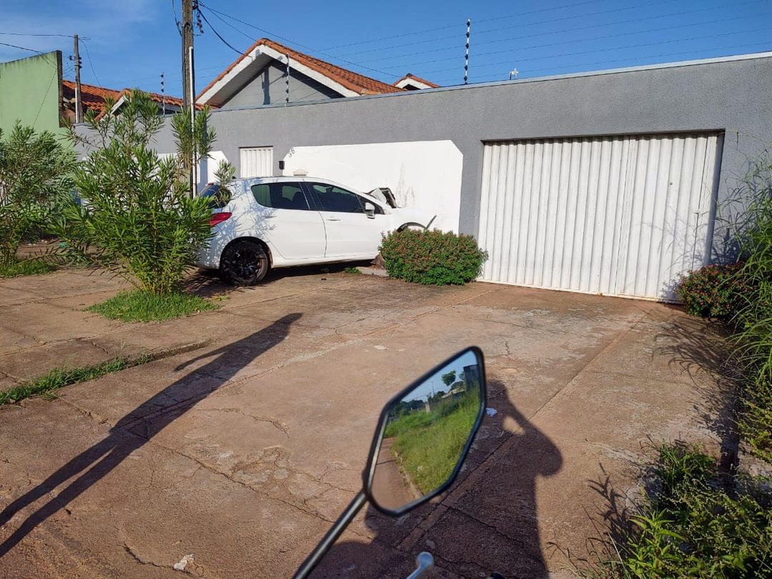 Motorista embriagado foge após bater em muro residencial no interior do Pará