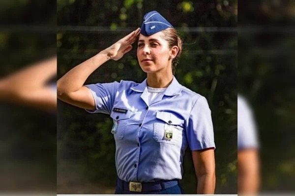 Aeronáutica demite tenente que publicou fotos sensuais em rede social