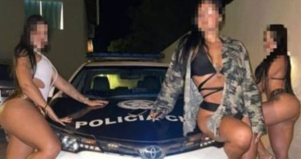 Mulheres posam de biquíni com viatura da Polícia Civil