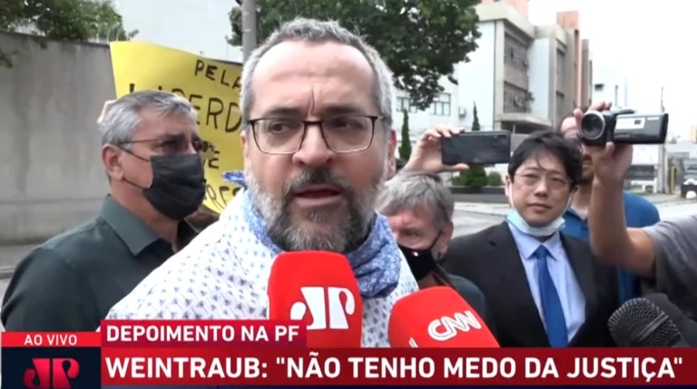 VÍDEO: Ex-ministro Weintraub ‘esnoba’ a TV Globo e aconselha repórter: “Arruma um emprego num lugar que presta”