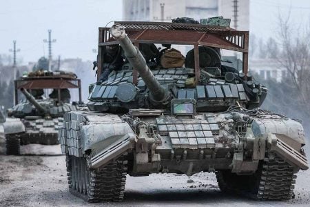 Tropas russas avançam, cercam Kiev e tomam controle de Chernobyl