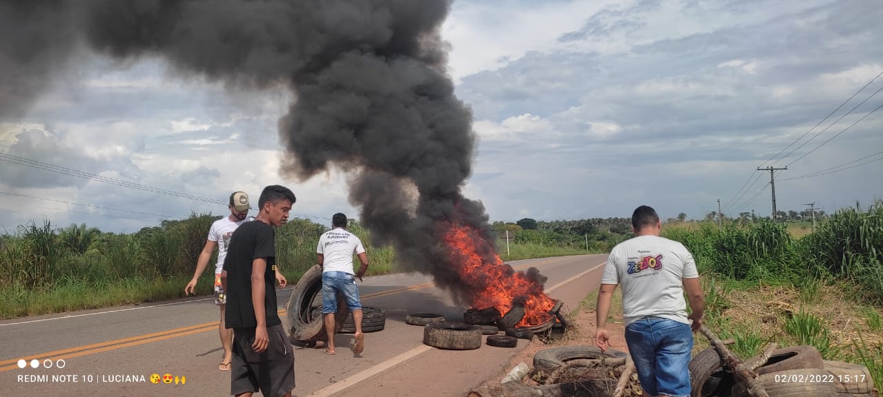 Moradores interditam trecho da BR-230 próximo a São Domingos do Araguaia