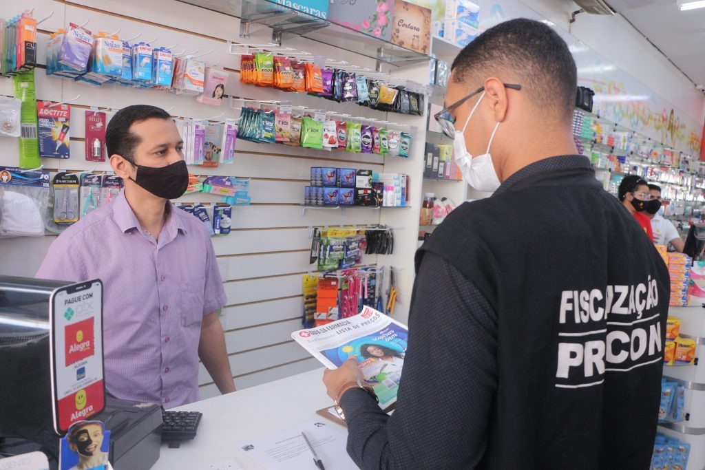 Procon fiscaliza farmácias e orienta comerciantes em Marabá