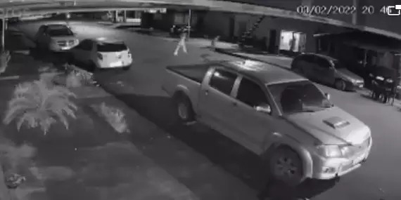 VÍDEO: Mulher nua esfaqueia homem em via pública no interior do Pará