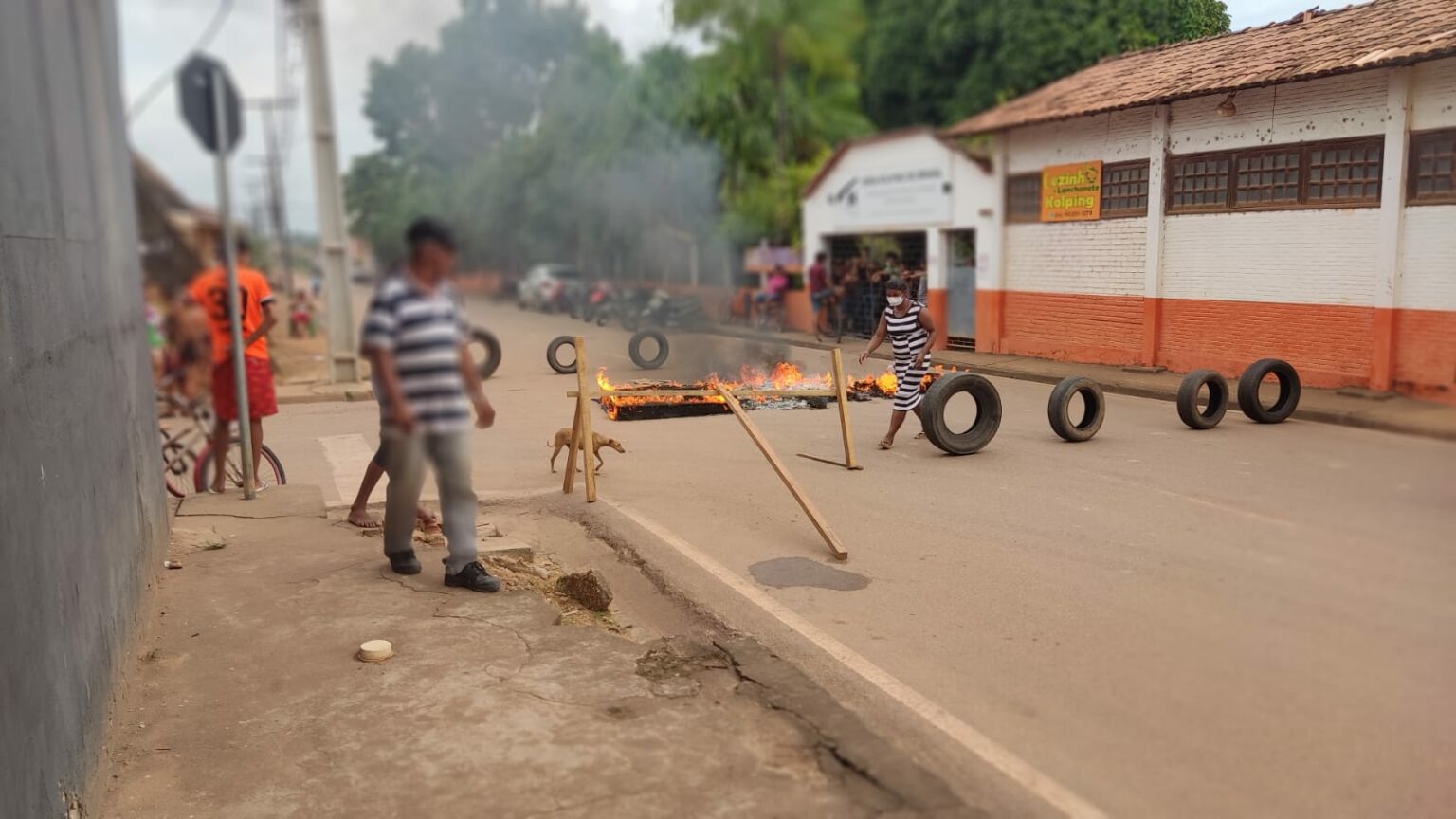 Criança é atropelada por carro e moradores queimam pneus em Marabá