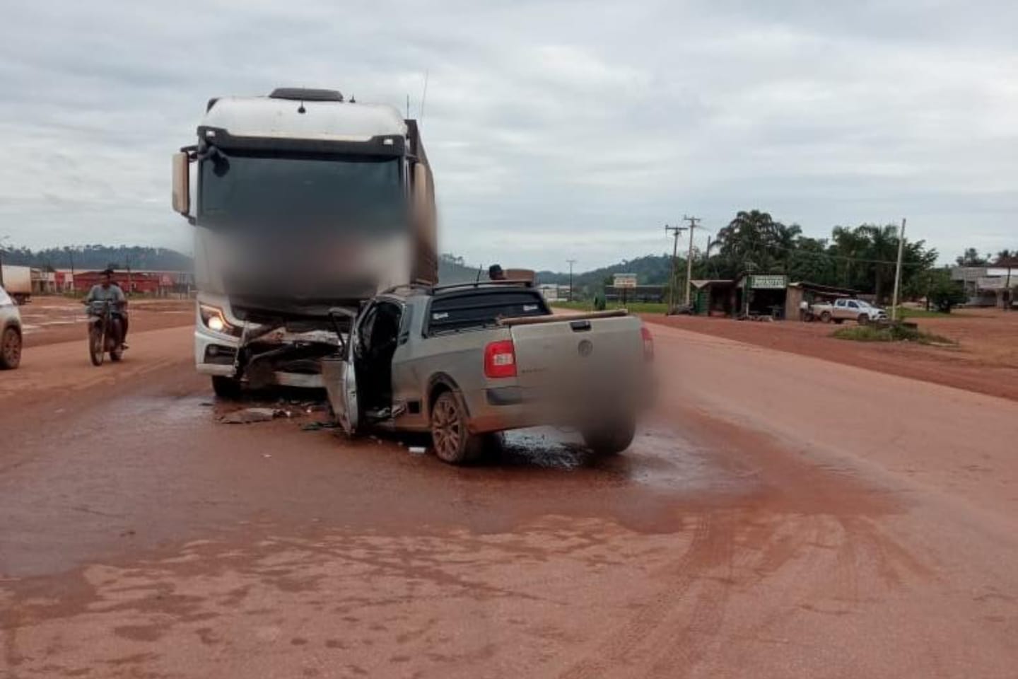 Motorista morre ao colidir de frente com carreta no sudoeste do Pará