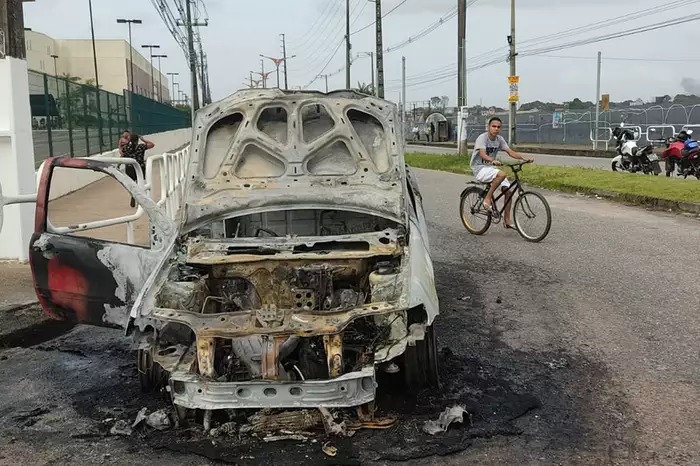 Carro pega fogo perto de shopping após falha elétrica