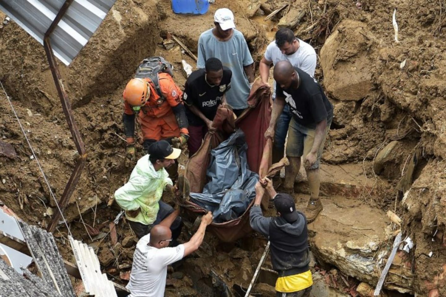 Tragédia provocada por tempestade deixa 104 mortos em Petrópolis (RJ)