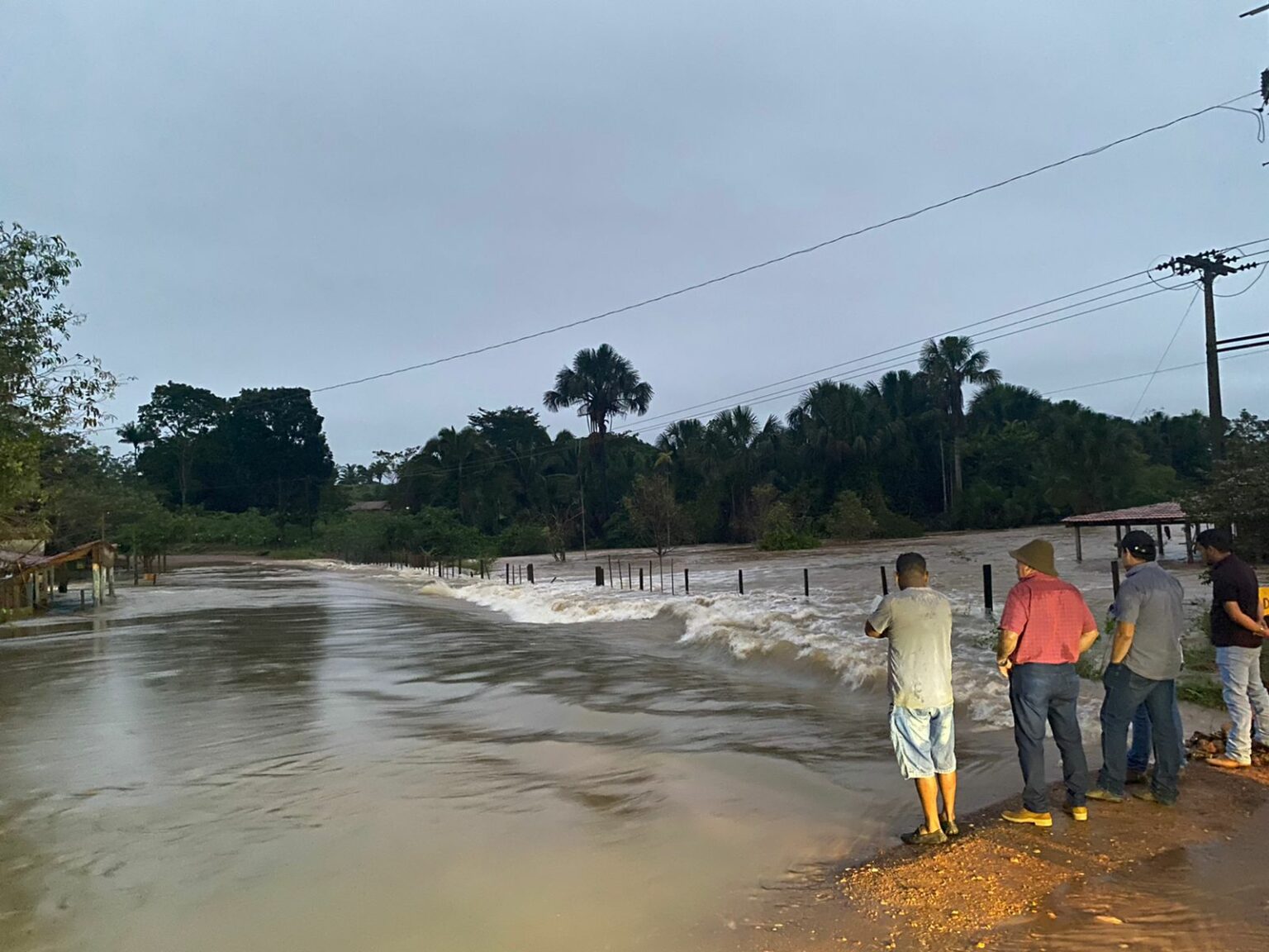 Igarapé transborda e bloqueia estrada na zona rural de Marabá