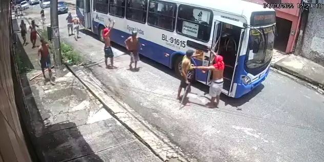 Bando ataca ônibus com paus e pedras e homem armado frustra a ação