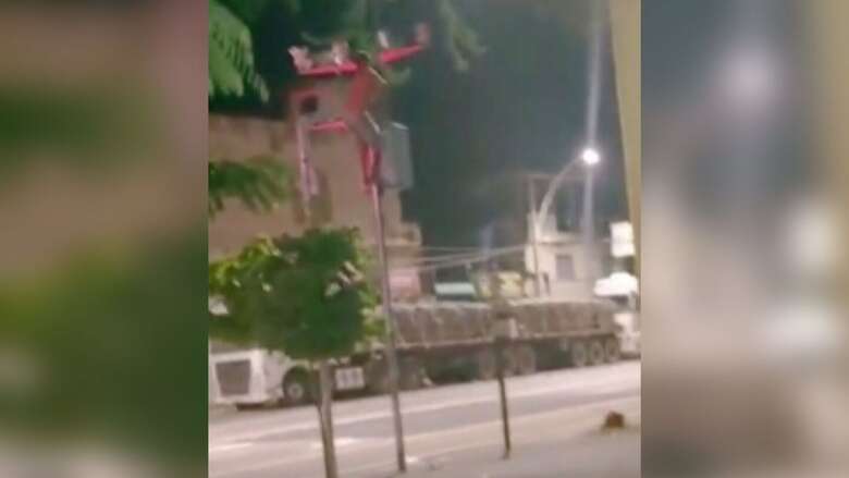 VÍDEO: Homem sobe em poste e furta fiação de radar no Pará