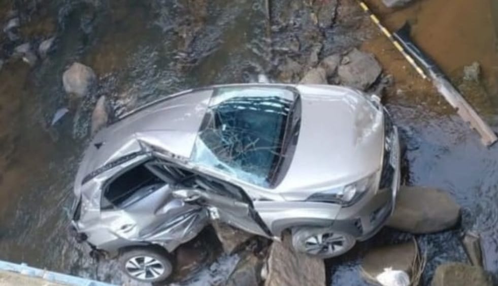Carro despenca de ponte e motorista sai ileso no sul do Pará