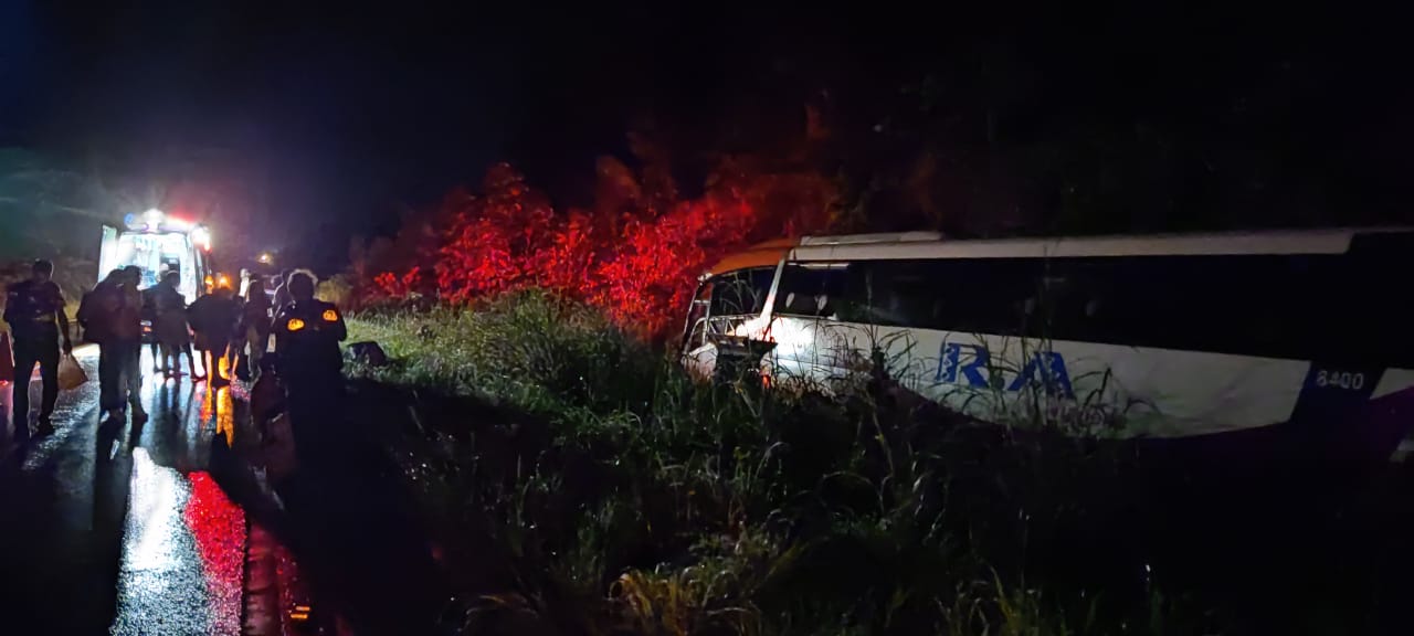 Motorista “sobra” na curva, ônibus sai da BR-230 e quase causa tragédia em Marabá