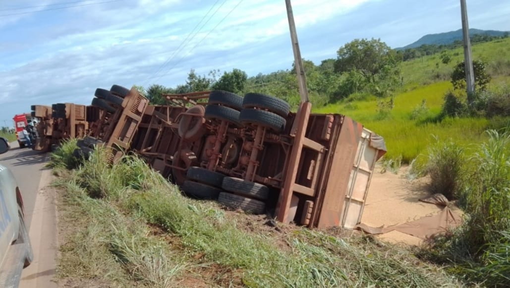 Carreta carregada de soja tomba na BR-155 no sul do Pará