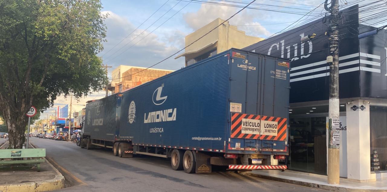 Carreta ‘fecha’ lojas e causa prejuízos no centro comercial da Velha Marabá
