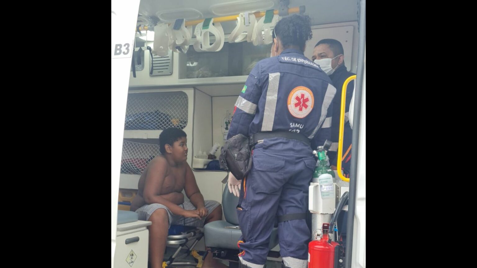 Criança anda entre carros e quase é atropelada na BR-222, em Marabá