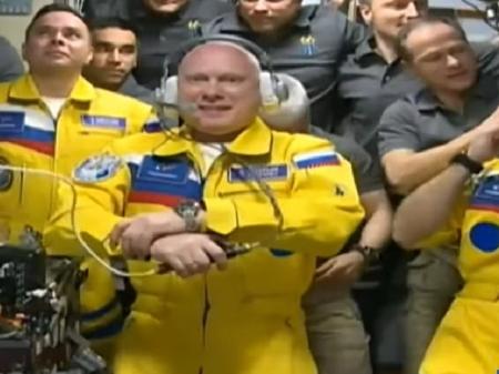Vídeo: Cosmonautas russos chegam à estação vestidos com cores da Ucrânia