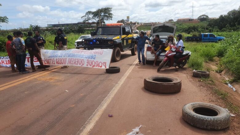Garimpeiros bloqueiam BR-230 e engarrafamento ultrapassa 5 km