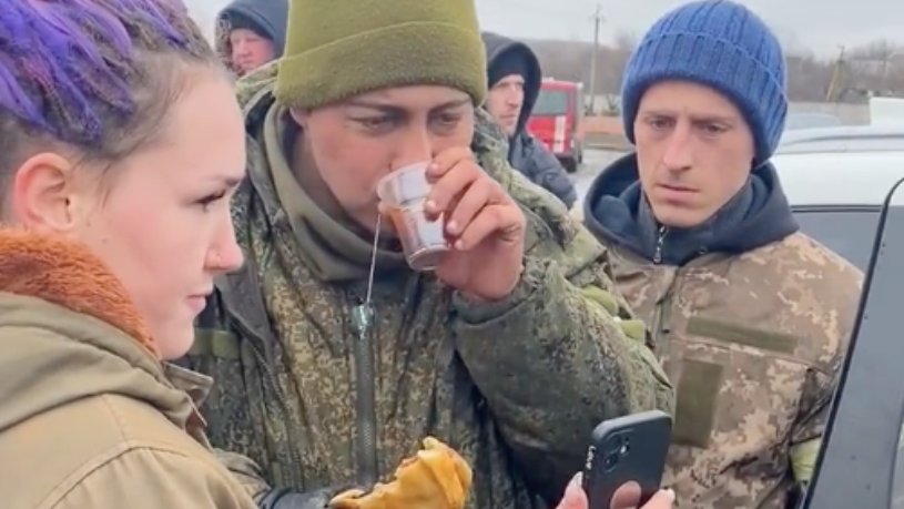 VÍDEO: Soldado capturado é alimentado por civis e chora em chamada de vídeo com a mãe na Rússia